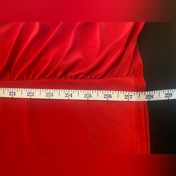 Torrid Woman’s Red Flattering Side Gathered Red Top Size 1 -14/16 - 1X NWOT - Picture 6 of 7